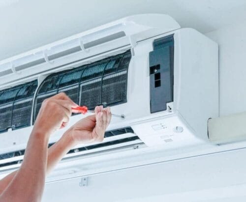 Iemand die een airco installeerd